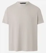 Remera de manga corta color beige, corte slim, con cuello redondo y textura acanalada vertical.