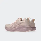 Championes de running Asics Novablast 5, color rosado con suela de plataforma geométrica en tono más oscuro. Presentan capellada de malla jacquard transpirable y sistema de amortiguación FF BLAST MAX.