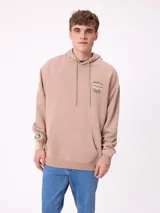 Canguro negro con capucha y estampado grande en la espalda de un paisaje con árboles, una camioneta camper y un lago al atardecer, con el logo "RUSTY" en la parte superior.