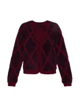 Cardigan de punto con cuello en V y manga larga, confeccionado en tejido tricot circular. Presenta un diseño de rombos en tonos borgoña y rojo oscuro, con un acabado afelpado o peluche.