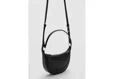 Bolso de hombro pequeño con diseño ovalado tipo media luna, confeccionado en material texturizado con cierre de cremallera superior y herrajes metálicos en los laterales.