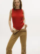 Body sin mangas de tejido acanalado con acabado brillante, cuello redondo a la base y espalda baja descubierta. Presenta un corte entallado al cuerpo con cierre de botones a presión en la parte inferior.