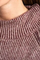 Polera de punto acanalado con cuello alto, diseño holgado y mangas largas con corte raglán.