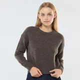 Sweater marrón de punto suave, corte crop top y mangas largas.