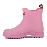 Bota de lluvia corta color beige, con suela track dentada y tirador trasero con detalle de cinta tricolor. Presenta un parche decorativo con la inscripción 'IRAIN' en el lateral.