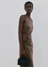 Vestido midi de satén color marrón, sin mangas y con cuello redondo. Presenta un diseño con frunces laterales en la cintura que crean un efecto drapeado y una silueta entallada.