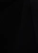 Vestido corto de corte recto y diseño minimalista, confeccionado en tejido de punto fino. Presenta cuello barco y un detalle de tirante asimétrico en uno de los hombros.