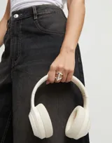 Anillo plateado con forma de mantarraya.