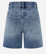 Bermuda de jean celeste con lavado dirty, tiro alto, corte amplio y terminación deshilachada.
