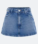 Short pollera de tiro alto confeccionado en denim azul con bolsillos delanteros y traseros. Presenta detalles deshilachados en los bolsillos.