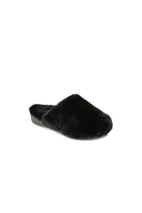 Pantuflas tipo mule de Vionic, modelo Gemma, confeccionadas en piel sintética de pelo largo color negro, con suela ergonómica.