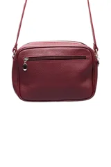 Cartera bandolera rectangular de cuero color borgoña, con correa larga regulable y logo metálico en el frente.