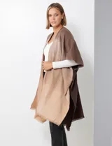 Kimono de tejido suave con efecto degradado en tonos marrones y beige, con bordes deshilachados.