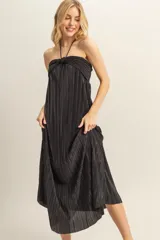 Vestido largo de corte fluido con textura plisada, escote halter con tirantes finos y diseño holgado.