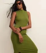 Vestido midi Marfinno de color verde militar, con cuello alto, sin mangas y corte recto al cuerpo. Está confeccionado en malla rib con textura acanalada.