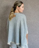 Sweater color crudo con escote en V y mangas 3/4.
