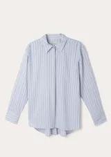 Camisa de algodón de manga larga con diseño de rayas verticales en tonos celeste y blanco, corte recto y cuello clásico.