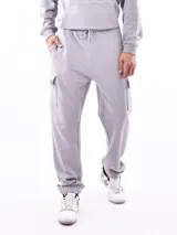 Pantalón de jogging gris con bolsillos cargo laterales, cintura elástica ajustable con cordón y puños elásticos.