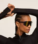 Campera deportiva negra de microfibra con textura, cuello padre, cierre por cremallera, bolsillos y detalle de dedito en los puños.