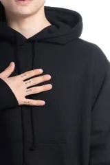 Hoodie negro de frisa invisible premium con cordones a tono y bordado en el frente con el texto "ANMSTUDIO".