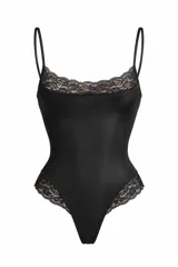 Body negro con detalles de encaje en el escote y en las aberturas de las piernas, tirantes finos y diseño ajustado.