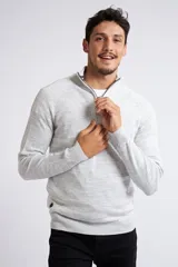 Buzo gris jaspeado de tejido de punto, con medio cierre frontal, cuello alto, manga larga y logo en goma. Corte regular.