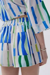 Short de lino con estampado de pinceladas en tonos azul y verde, de calce holgado y cintura elastizada.