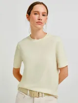 Camiseta de manga corta con cuello redondo, confeccionada en algodón de alta calidad con un corte clásico y versátil.