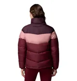 Chaqueta acolchada tipo puffer con diseño de bloques de color en tonos bordó y rosado. Cuenta con cuello alto, cierre frontal completo, bolsillos laterales con cremallera y puños elásticos. Incluye tecnología de aislamiento Thermarator y tejido deperlante al agua.