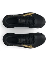 Championes de básquetbol Under Armour Jet 23, con diseño en color negro y detalles en dorado. Presentan una parte superior de materiales mixtos para mayor durabilidad y soporte, entresuela Micro G para amortiguación y suela de goma con patrón de tracción anatómico.
