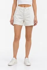 Short de jean color blanco, de tiro alto, corte holgado, con bolsillos y costuras decorativas frontales.