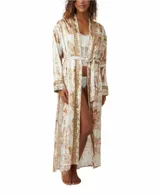 Bata larga de satén estampado con motivos florales en tonos beige, rosa y marrón. Tiene cuello smoking, mangas largas, bolsillos laterales y lazo desmontable en la cintura.