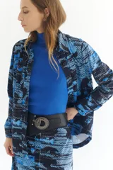 Sobrecamisa de micropana con estampado abstracto en tonos azules y negros. Tiene mangas largas con puños, cuello camisero y cierre frontal con botones.