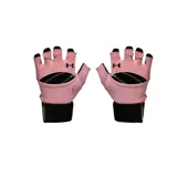 Guantes de entrenamiento Under Armour color rosa con detalles en negro. Palma de cuero para mayor protección y agarre. Dorso de la mano perforado para ventilación. Inserciones de forro polar en el pulgar. Muñequera elástica ajustable.