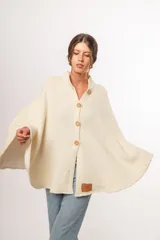 Capa cruda de lana merino uruguaya, con botones de madera y cuello adaptable.