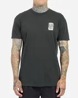 Remera negra con efecto vintage dye, de manga corta y cuello redondo, con pequeño estampado blanco con la palabra "LOST" en el pecho.