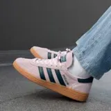 Championes Adidas Handball Spezial color rosa con detalles en verde oscuro y suela color caramelo.