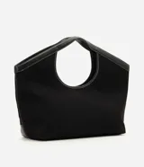 Cartera shopper grande de color negro, confeccionada en poliéster con detalles en material sintético en las esquinas inferiores y en las asas integradas. Cuenta con costuras pespunteadas a contratono y una estructura amplia con abertura superior con cierre.