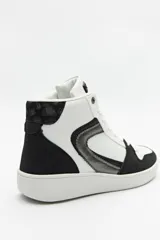 Zapatillas tipo botita color blanco de símil cuero con plataforma de 4cm, detalles metálicos y estampado animal print.