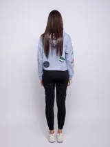 Pantalón de jogging gris con pretina elastizada, bolsillos laterales y felpa en el interior.