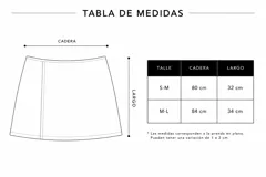 Minifalda de tiro bajo color negro, confeccionada en gamuza sintética, con diseño recto y cierre invisible en la parte trasera.