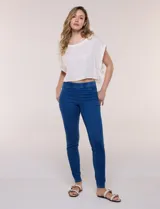 Pantalón jegging de tiro medio con calce ajustado skinny y cintura elastizada estilo pull on, confeccionado en denim azul. Presenta falsos bolsillos delanteros y bolsillos plaqué funcionales en la parte posterior.