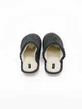 Pantuflas cerradas de pana negra con interior de corderito sintético color crema.