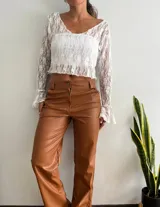 Pantalón de cuero color marrón claro, de corte recto y tiro medio.