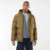 Campera acolchada tipo puffer de color verde oliva, con capucha ajustable, cierre frontal completo y bolsillos laterales con cierre.