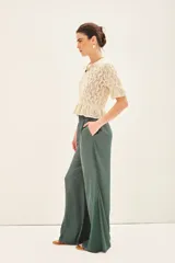 Pantalon de pierna ancha y tiro alto, con cintura elastizada y corte fluido.