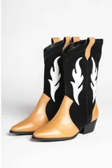 Bota estilo texana de gamuza color marrón, con diseño de apliques en forma de llamas en color crema y taco de madera.