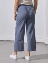 Pantalón jogger color crema, de corte ancho, con pretina elastizada y lazo de ajuste.