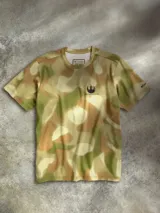 Remera de manga corta Columbia de edición especial Star Wars, con estampado de camuflaje en tonos verdes y marrones. Presenta el logo de la Alianza Rebelde en el pecho y detalles inspirados en la misión de Endor.