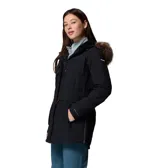 Campera tipo parka color negro con tecnología impermeable y transpirable. Cuenta con capucha ajustable con borde de piel sintética, cierre frontal bidireccional, cintura ajustable y múltiples bolsillos con cremallera.